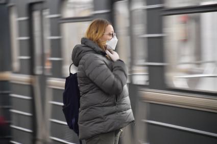 Москва. Пассажир в медицинской маске на станции метро.