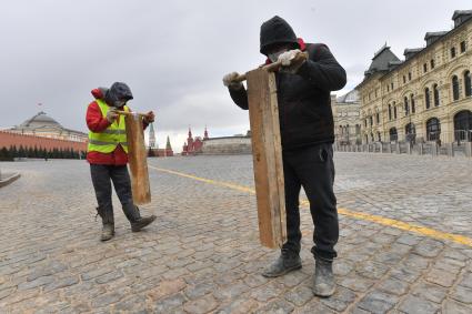 Москва. Рабочие на Красной площади.