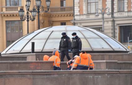 Москва. Рабочие на Манежной площади.