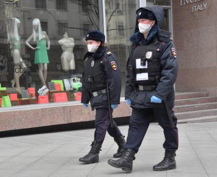 Москва. Полицейские в медицинских масках на Тверской улице.