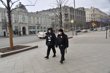 Москва. Полицейские в медицинских масках на Тверской улице.