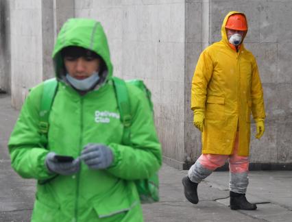 Москва. Прохожие на улице в медицинских масках.