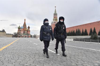 Москва.  Полицейские в медицинских масках на Красной площади.