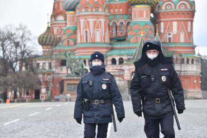 Москва.  Полицейские в медицинских масках на Красной площади.