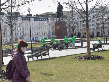 Москва. Сотрудник сервиса доставки еды в сквере  площади Тверская застава.