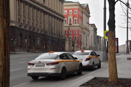 Москва. Такси на Тверской улице.