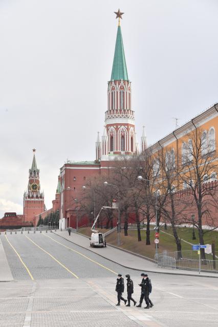 Москва. Полицейские на Манежной площади.