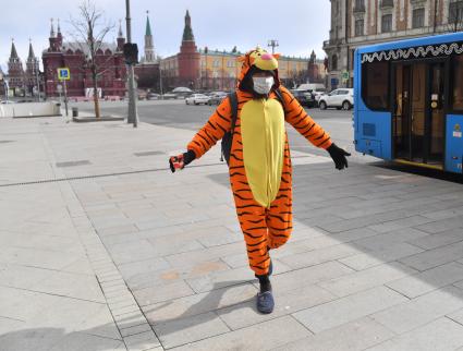 Москва. Мужчина в медицинской маске и костюме ростовой куклы на Тверской улице.