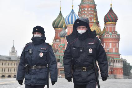 Москва.  Полицейские в медицинских масках на Красной площади.