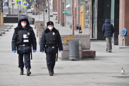 Москва. Полицейские в медицинских масках на Тверской улице.