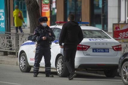 Екатеринбург.Сотрудник ГИБДД во время нерабочей недели объявленной президентом РФ для снижения темпов распространения коронавируса COVID-19