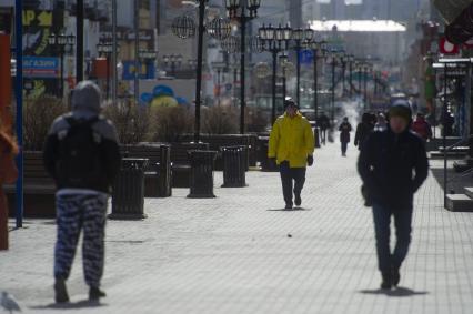 Екатеринбург. Курьер службы доставки еды \'Яндекс.Еда\' во время нерабочей недели объявленной президентом РФ для снижения темпов распространения коронавируса COVID-19