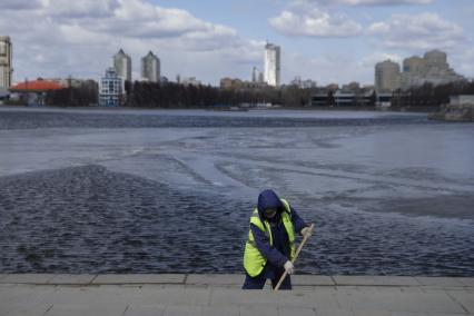 Екатеринбург. Дворник во время нерабочей недели объявленной президентом РФ для снижения темпов распространения коронавируса COVID-19