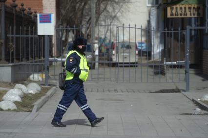 Екатеринбург. Сотрудник ГИБДД в медицинской маске во время нерабочей недели объявленной президентом РФ для снижения темпов распространения коронавируса COVID-19