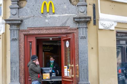 Санкт-Петербург. Покупатели около ресторана Макдональдс.