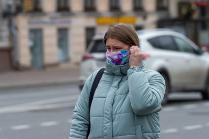 Санкт-Петербург. Жители города в медицинских масках.