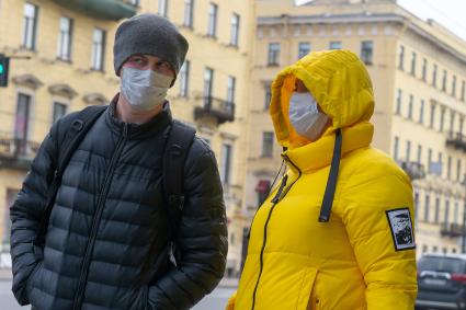 Санкт-Петербург. Жители города в медицинских масках.