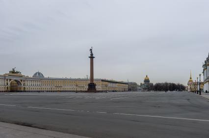 Санкт-Петербург. Дворцовая площадь без туристов.