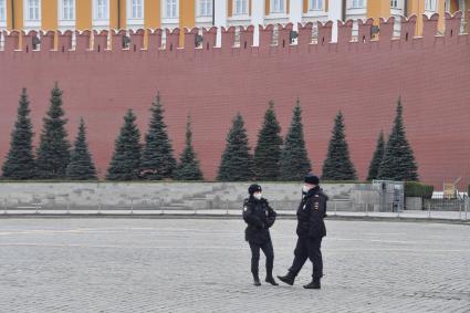 Москва.   Сотрудники полиции на Красной площади.