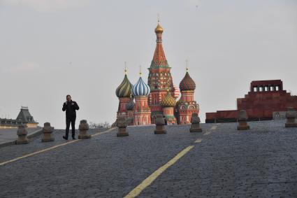 Москва.   Молодой человек на Красной площади.