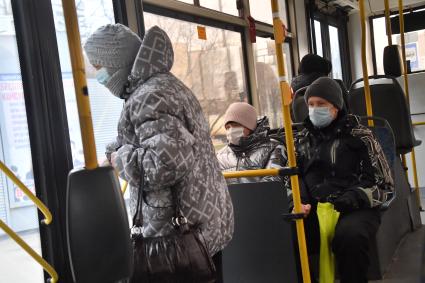 Москва.  Пассажиры в медицинских масках в салоне автобуса.