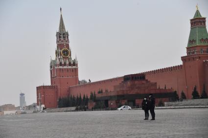 Москва.   Сотрудники полиции на Красной площади.