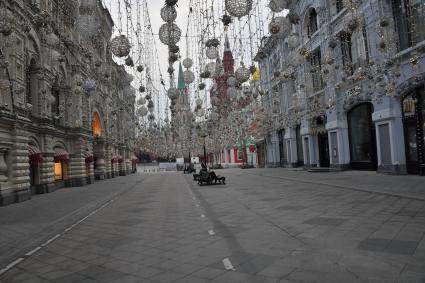 Москва.  Пустая Никольская улица.