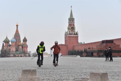 Москва.   Молодые люди на Красной площади.