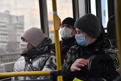 Москва.  Пассажиры в медицинских масках в салоне автобуса.