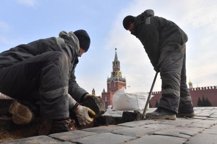 Москва. Рабочие во время замены брусчатки на Красной площади.