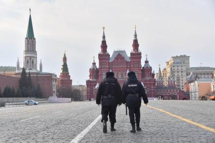 Москва.   Сотрудники полиции на Красной площади.