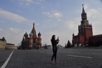Москва. Девушка в медицинской маске на Красной площади.