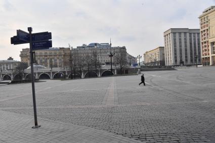 Москва.   Вид на пустую  Манежную площадь.