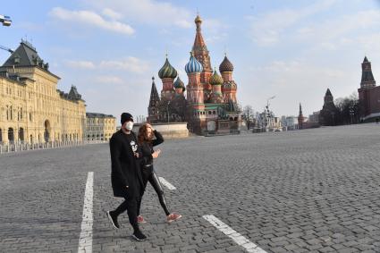 Москва.  Молодые люди в медицинских масках  на Красной площади.