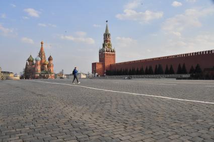 Москва.   Молодой человек на Красной площади.