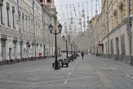 Москва.  Пустая Никольская улица.