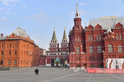 Москва.   Вид на пустую  Манежную площадь.