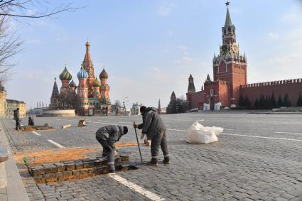 Москва. Рабочие во время замены брусчатки на Красной площади.