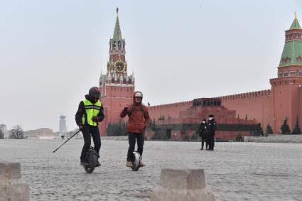 Москва.   Молодые люди на Красной площади.