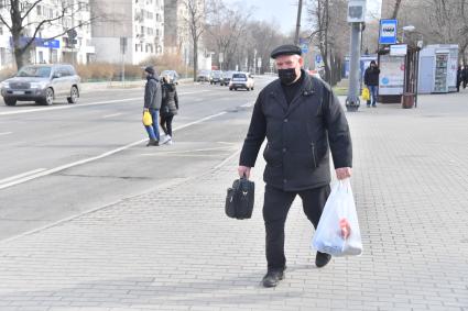 Москва. Мужчина в медицинской маске на улице.