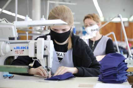 Ставрополь. Сотрудницы фабрики во время производства защитных масок.