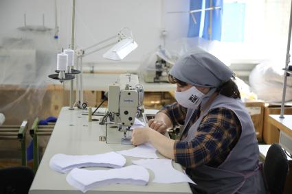 Ставрополь. Сотрудница фабрики во время производства защитных масок.