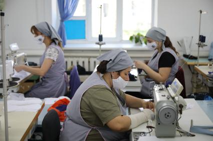 Ставрополь. Сотрудницы фабрики во время производства защитных масок.