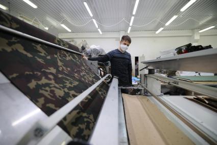 Ставрополь. Сотрудник  фабрики во время производства защитных масок.
