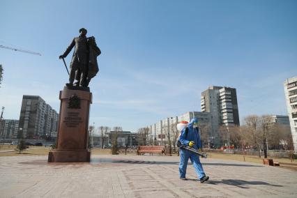 Красноярск. Сотрудник коммунальных служб обрабатывает антисептическим раствором  площадь у памятника первому губернатору Енисейской губернии Александру Степанову.