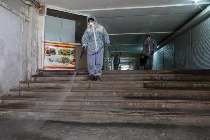 Челябинск. Сотрудники санитарной службы в автобусном депо.