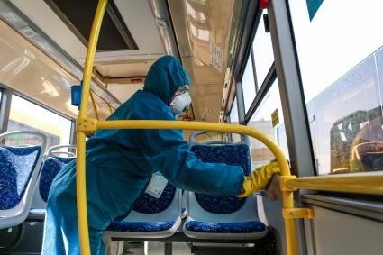 Челябинск. Сотрудница санитарной службы производит дезинфекцию салона автобуса.