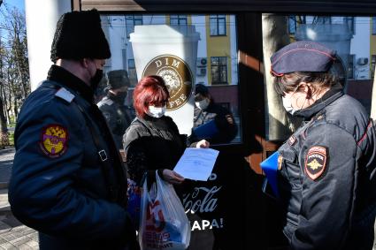 Краснодар.  Мобильные патрули казаков и сотрудников полиции  проверяют соблюдение карантина жителями города.