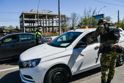 Краснодар. Сотрудники ДПС  и ОМОНа проверяют водителей во время  карантина в городе.