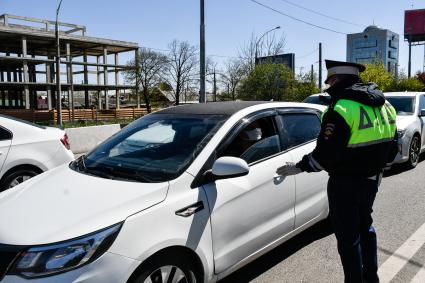 Краснодар. Сотрудники ДПС проверяют водителей во время  карантина в городе.